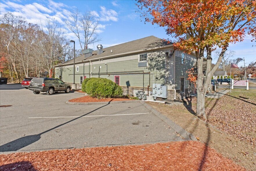 More Photos Of 13 N Main St, East Hampton Showroom For Lease