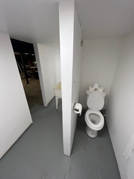 More Photos Of 1909-1911 S Salina St, Syracuse Office For Sale