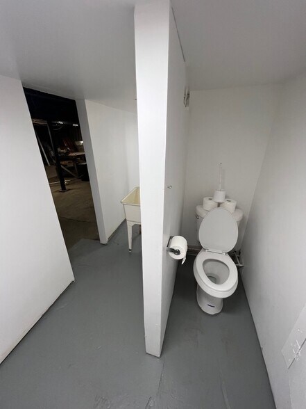 More Photos Of 1909-1911 S Salina St, Syracuse Office For Sale