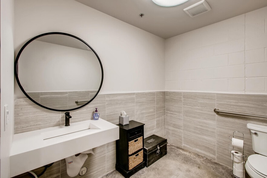 More Photos Of 2100 Double Creek Dr, Round Rock Warehouse For Lease