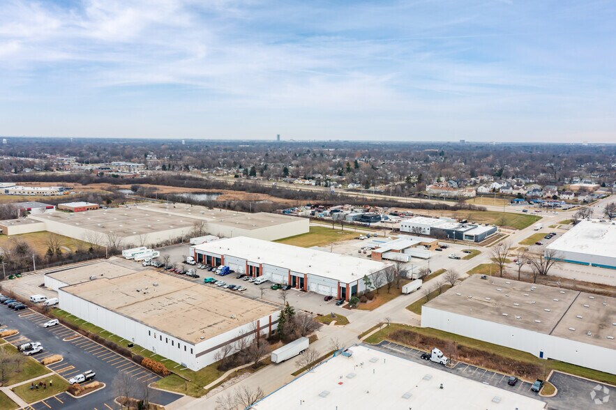 More Photos Of 951 N Main St, Lombard Warehouse For Lease