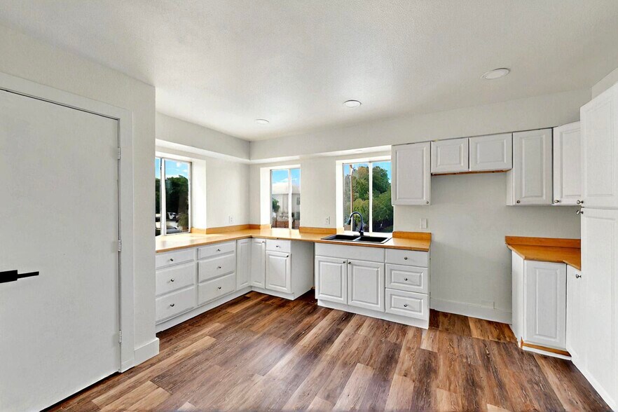 More Photos Of 11544 Cockleburr Rd, Roanoke Warehouse For Lease