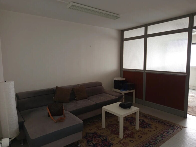 More Photos Of 323 Rue De Belleville, Paris Office For Sale