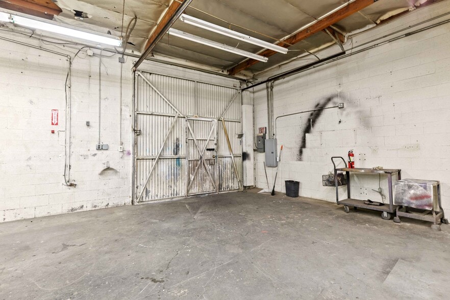 More Photos Of 12712 Saticoy St, North Hollywood Light Distribution For Lease