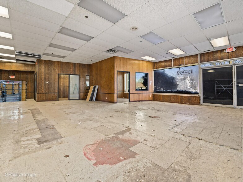 More Photos Of 211 S Milwaukee Ave, Libertyville General Retail For Sale