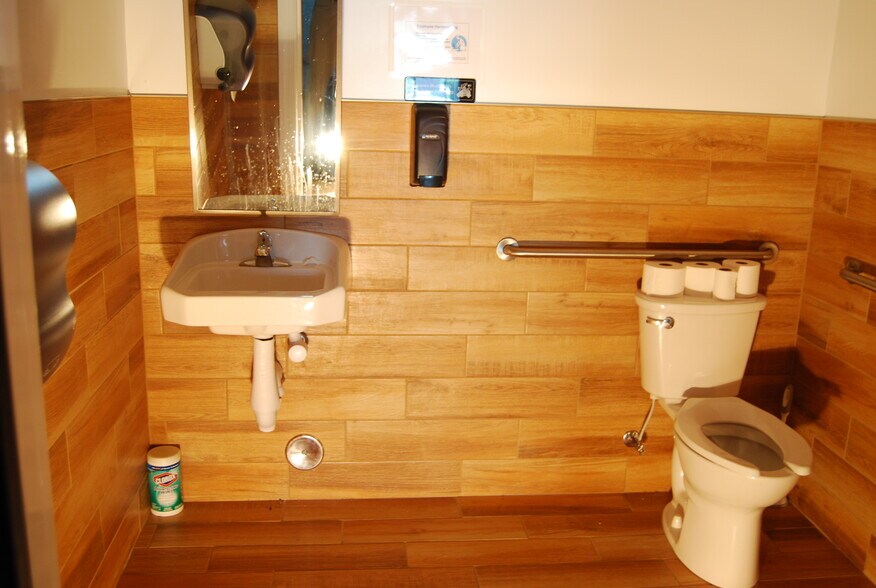 More Photos Of 5164 Virginia Beach Blvd, Virginia Beach Freestanding For Lease