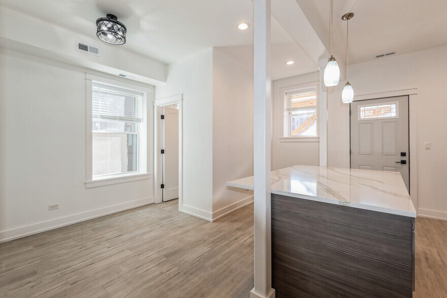 More Photos Of 1535 W Estes Ave, Chicago Multifamily For Sale