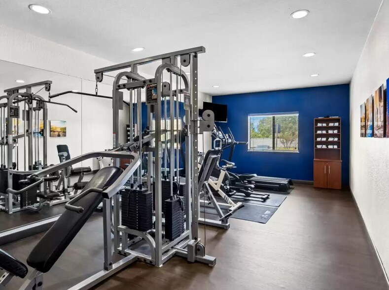 More Photos Of 200 Centennial Blvd, Lindale Hotel For Sale