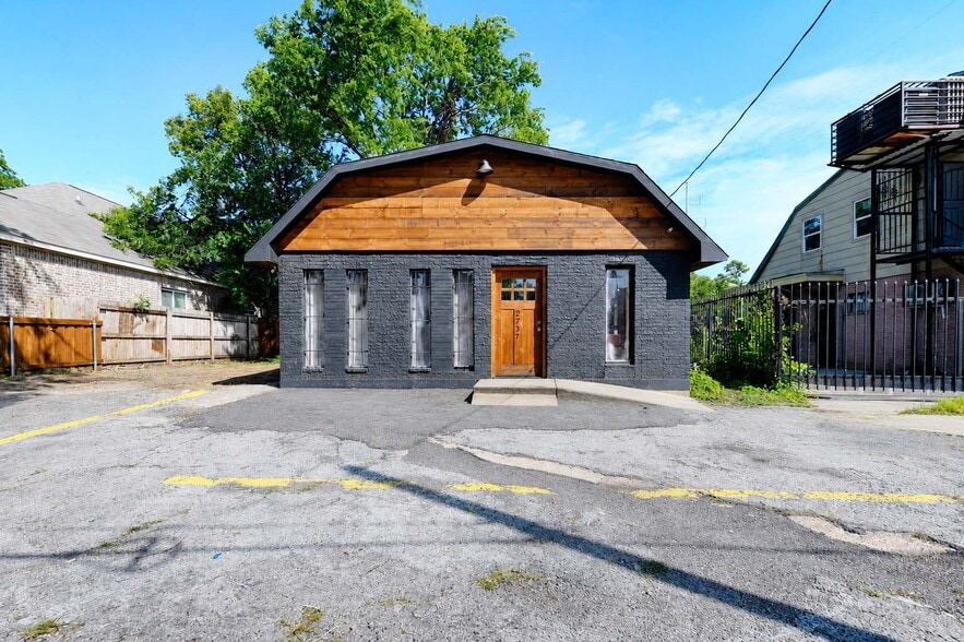 Primary Photo Of 2737 Carpenter Ave, Dallas General Retail For Lease