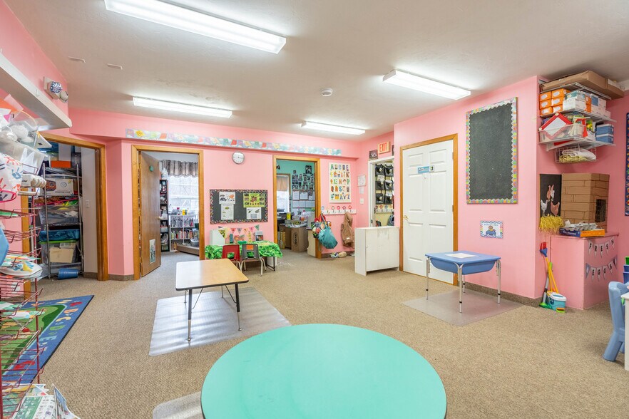 More Photos Of 415 Main St, Spencer Office For Sale