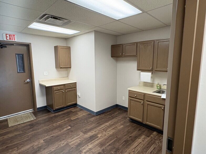 More Photos Of 1359 E Hanthorn Rd, Lima Light Distribution For Lease