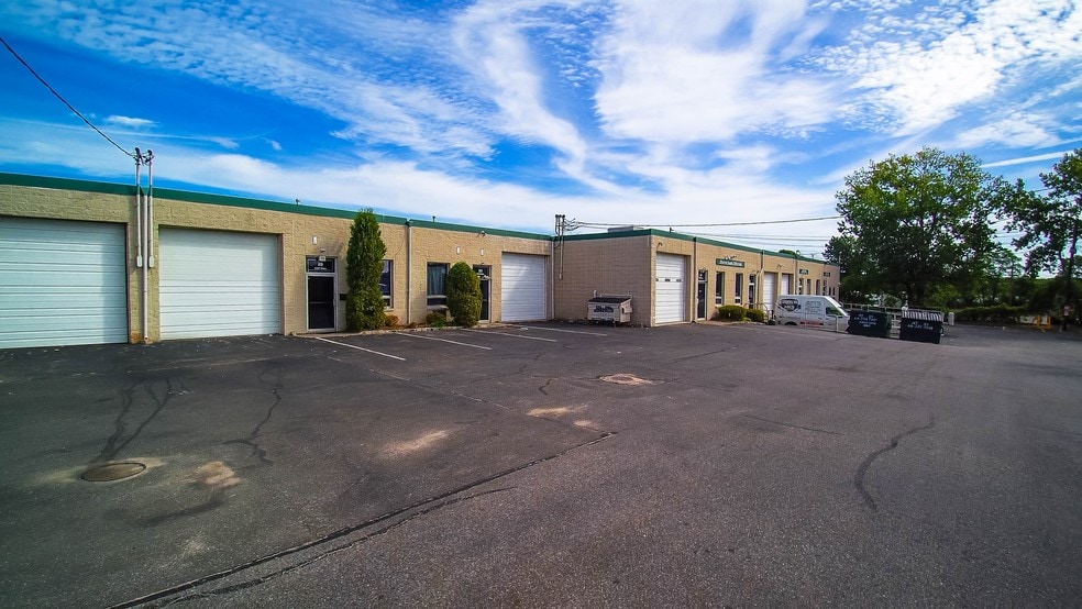 More Photos Of 14-38 East Mall, Plainview Warehouse For Lease