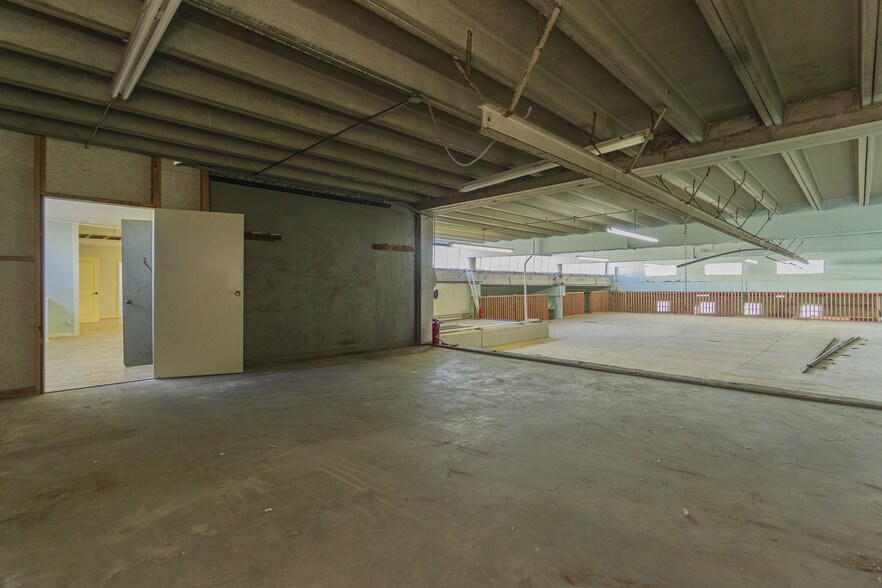 More Photos Of 2415 Church St, Galveston Light Distribution For Lease