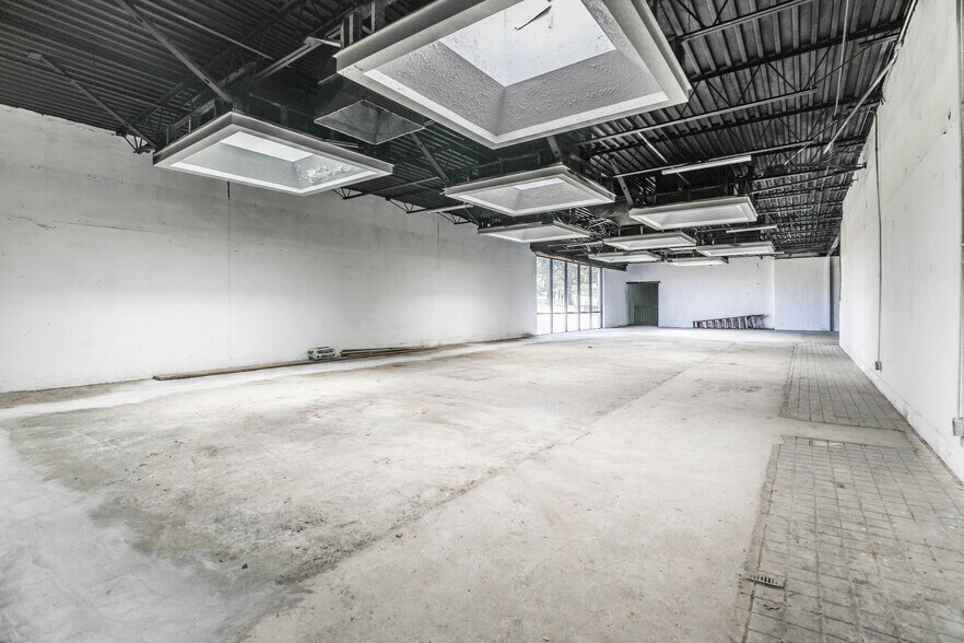 More Photos Of 7471 Marvin D Love Fwy, Dallas General Retail For Sale