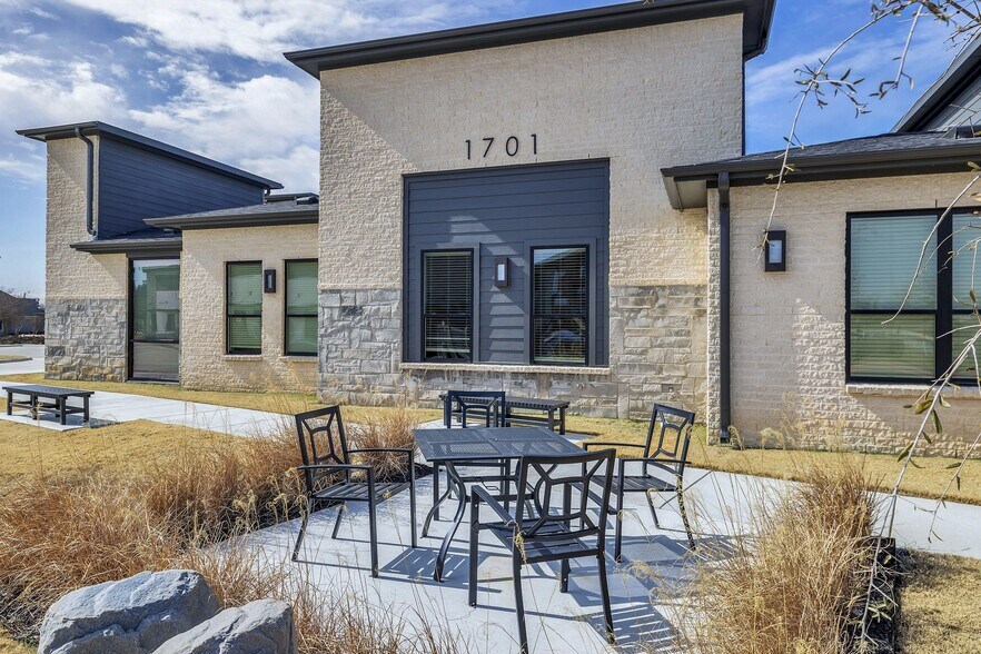 More Photos Of 1701 Fountainview Dr, Mansfield Office For Sale