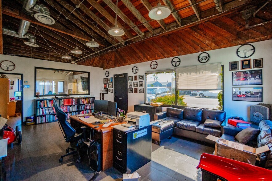 More Photos Of 110-118 E 16th St, Costa Mesa Industrial For Sale