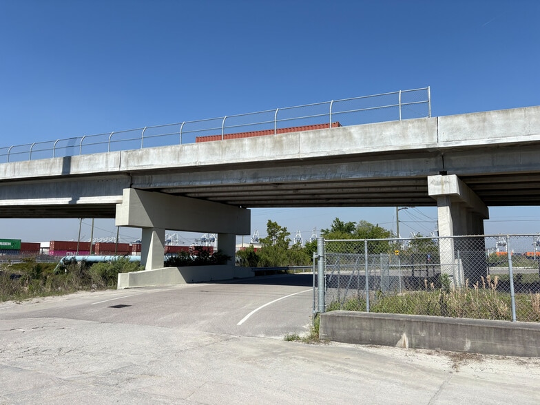 More Photos Of 17 Main St, Savannah Distribution For Lease