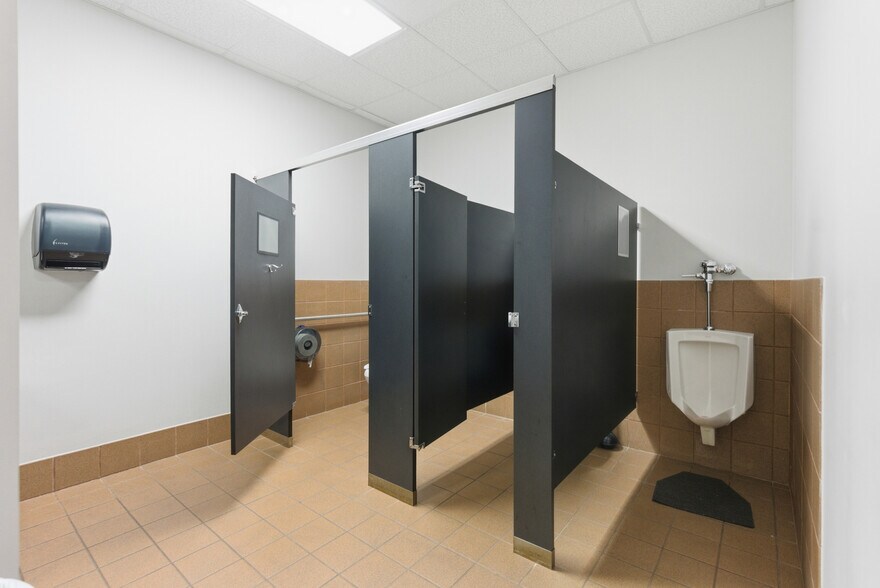 More Photos Of 11303 Highway 92, Woodstock Freestanding For Sale