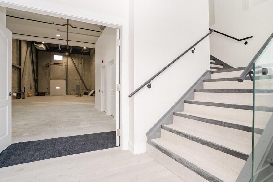 More Photos Of 135 Addison Hall Cir, Aurora Warehouse For Lease