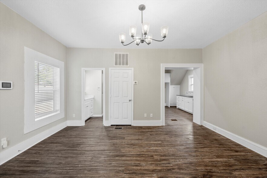 More Photos Of 1314 N 15th St, Waco General Retail For Sale