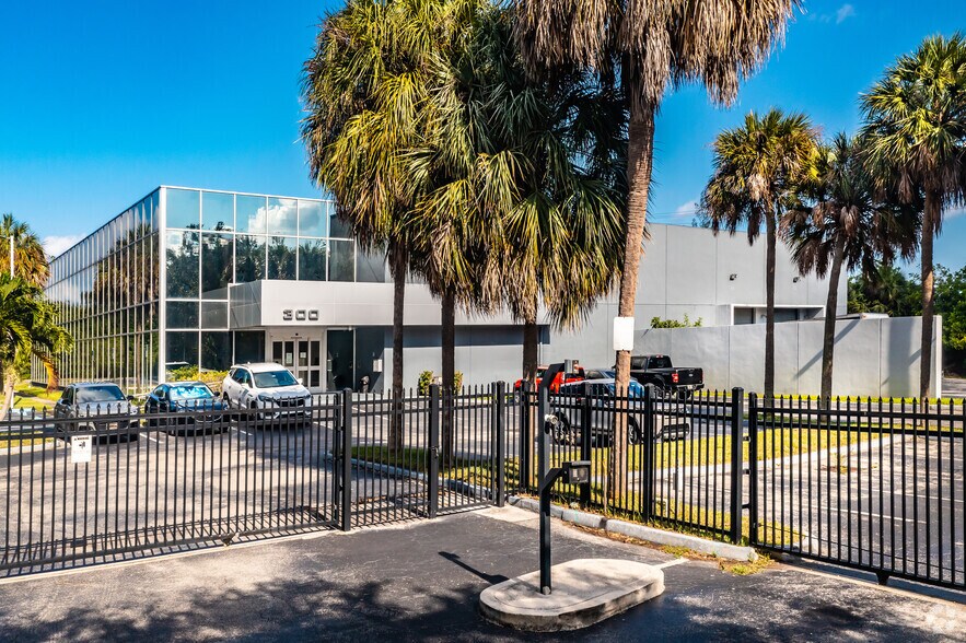 More Photos Of 300 Oakwood Ln, Hollywood Flex For Sale