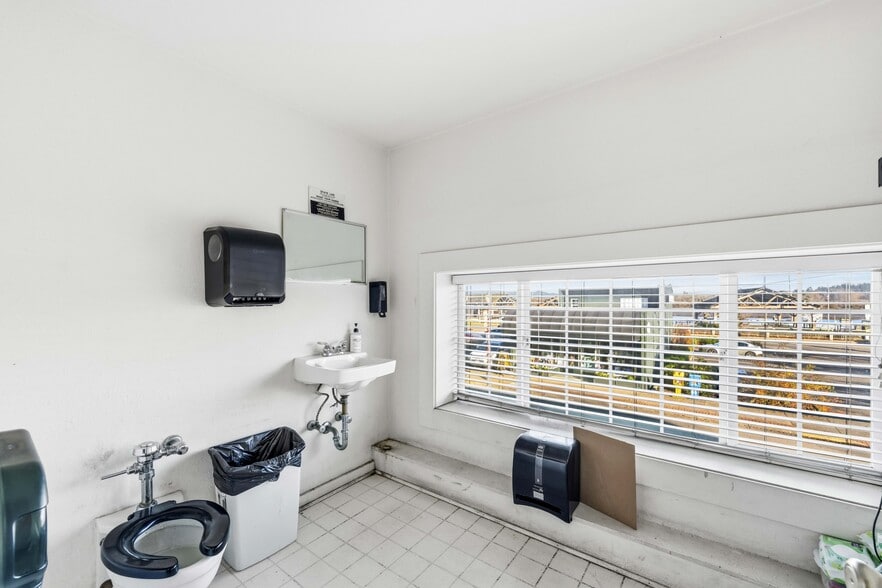 More Photos Of 171 S Broadway, Coos Bay General Retail For Sale