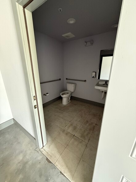 More Photos Of 9198 Ulmerton Rd, Largo Industrial For Lease