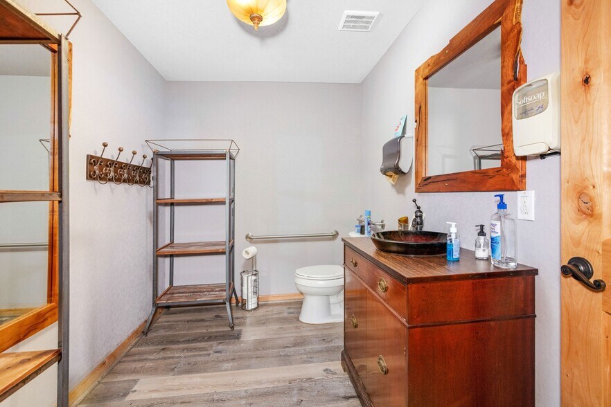 More Photos Of 517 E Brazos Ave, West Columbia Freestanding For Sale
