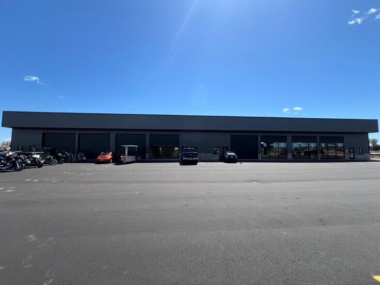 More Photos Of 5700 W Clairemont Dr, Appleton Flex For Lease