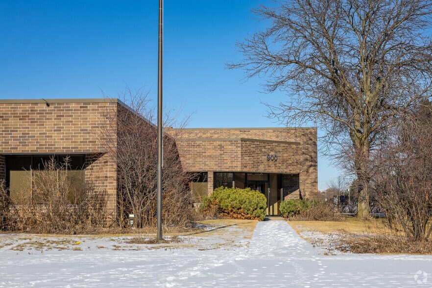 More Photos Of 900 S Chaddick Dr, Wheeling Manufacturing For Lease