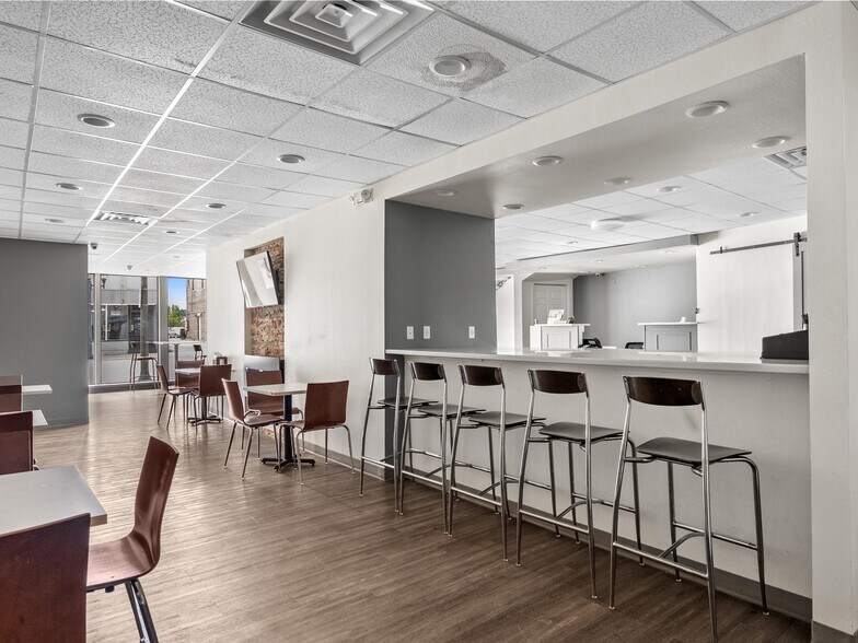 More Photos Of 908 Washington St, Manitowoc Hotel For Sale