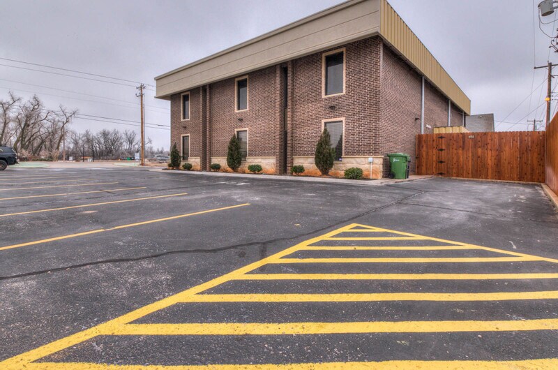 More Photos Of 401 W Vandament Ave, Yukon Office For Lease