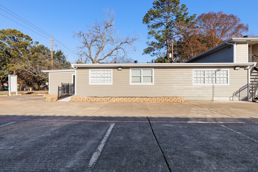 More Photos Of 715 Cedar Bayou Rd, Baytown Office Residential For Lease