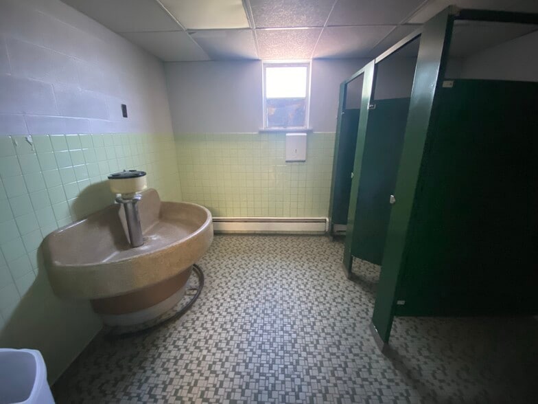 More Photos Of 136 Beattie St, Syracuse Flex For Sale