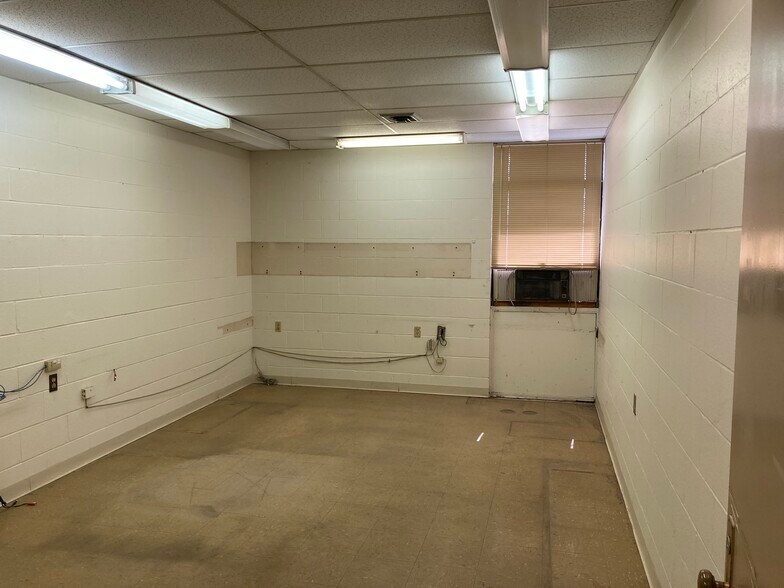 More Photos Of 3901 Lefferson Rd, Middletown Warehouse For Lease