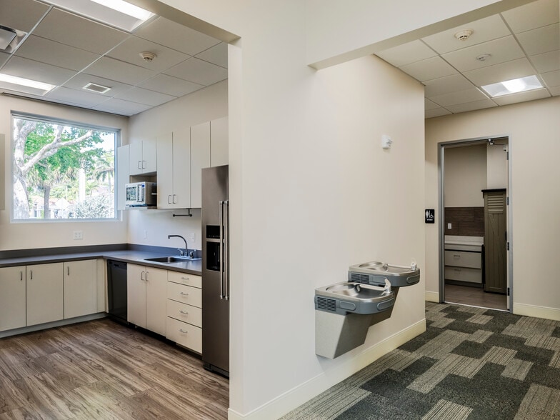 More Photos Of 880 E Palmetto Park Rd, Boca Raton Storefront Retail Office For Sale