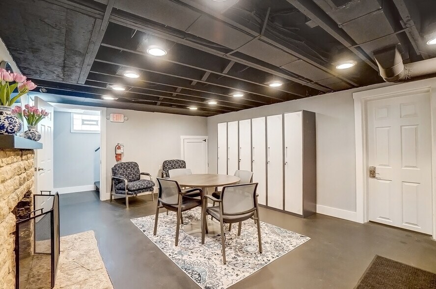 More Photos Of 235 W Franklin St, Centerville Storefront Retail Office For Lease