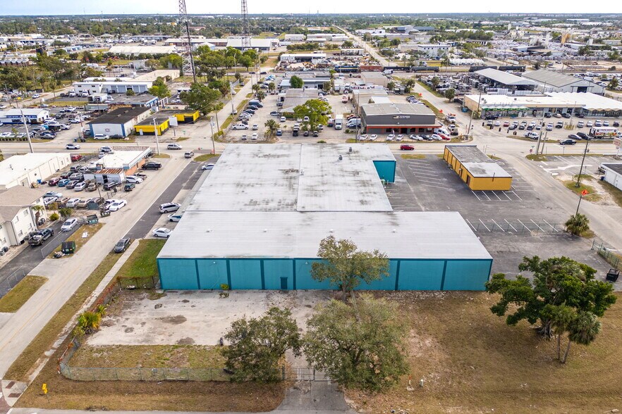 More Photos Of 2546-2578 Fowler St, Fort Myers Warehouse For Lease