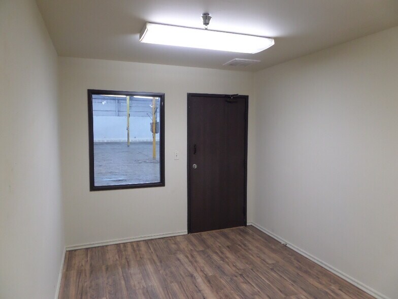 More Photos Of 2602 W Holly St, Phoenix Warehouse For Lease