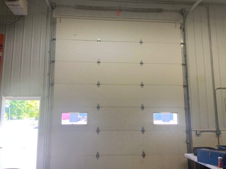 More Photos Of 885 Wales Dr, Hartville Warehouse For Lease