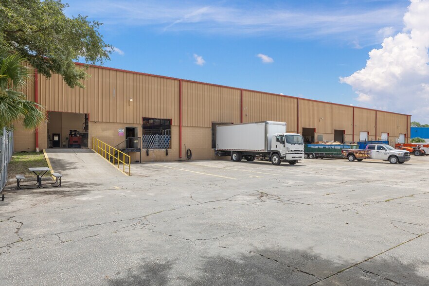 More Photos Of 400 Central Park, Sanford Warehouse For Lease
