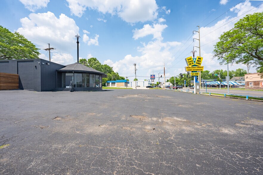 More Photos Of 5900 Troost Ave, Kansas City Showroom For Lease