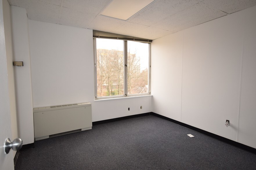 More Photos Of 701 W Broad St, Falls Church Office For Lease