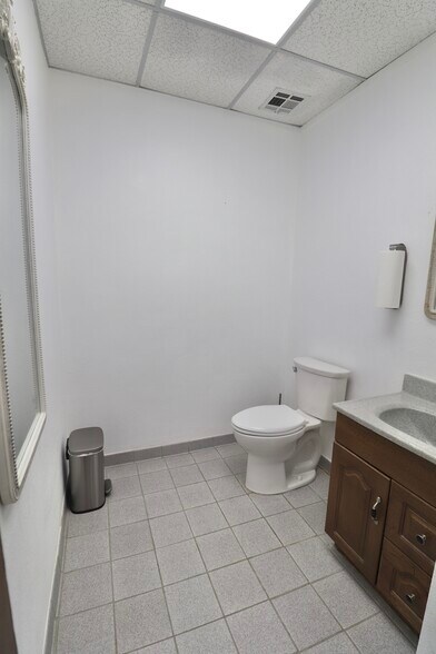 More Photos Of 2912 Lakeside Dr, Oklahoma City Office For Sale