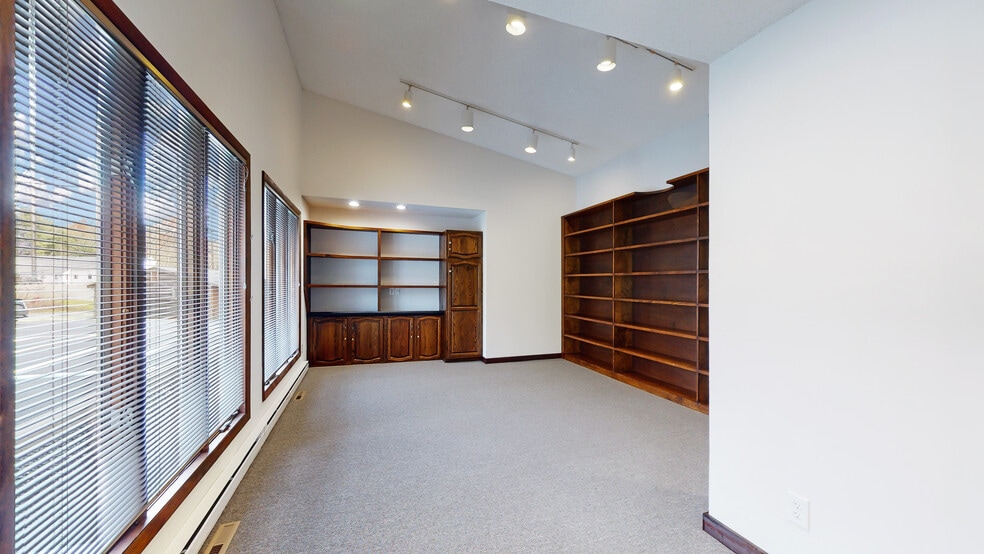 More Photos Of 220 Silver Lake Rd, Dingmans Ferry Office For Sale