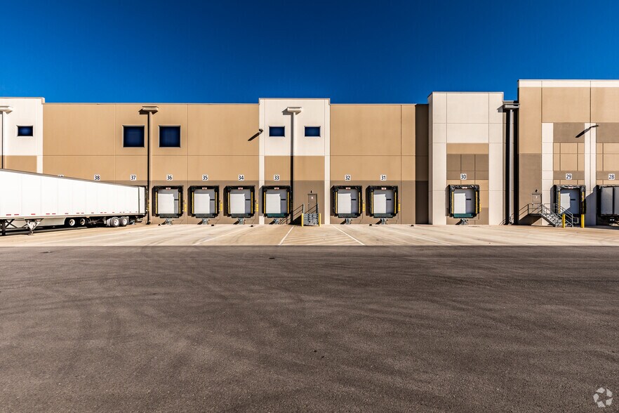 More Photos Of 905 N 69th St, Kansas City Distribution For Lease