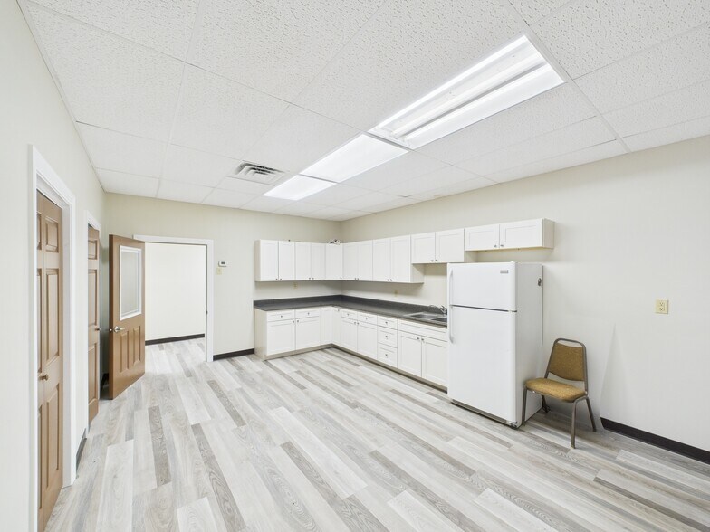 More Photos Of 2358 W 23rd St, Bellaire Office For Sale