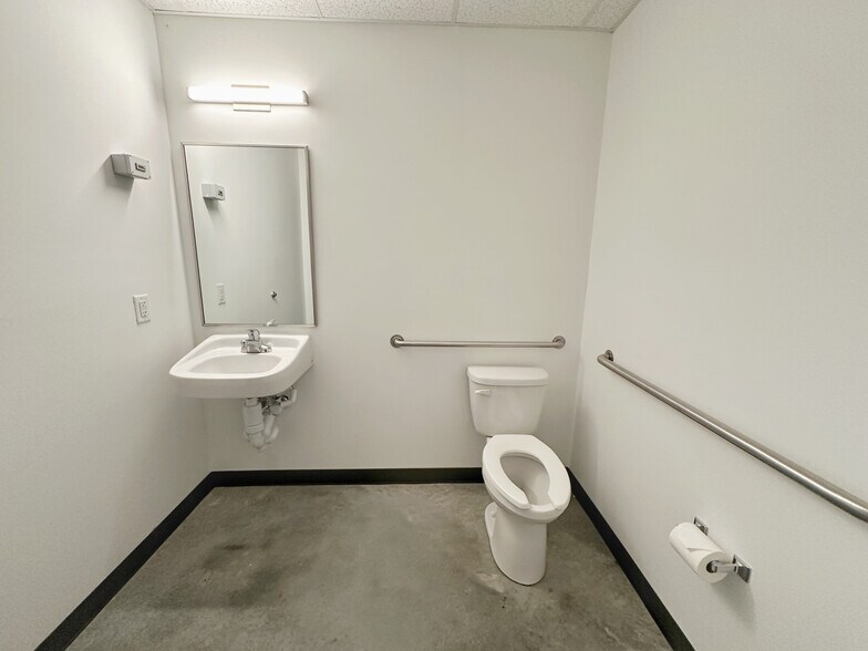 More Photos Of 5720-5724 N Commerce Ct, Alpharetta Flex For Lease