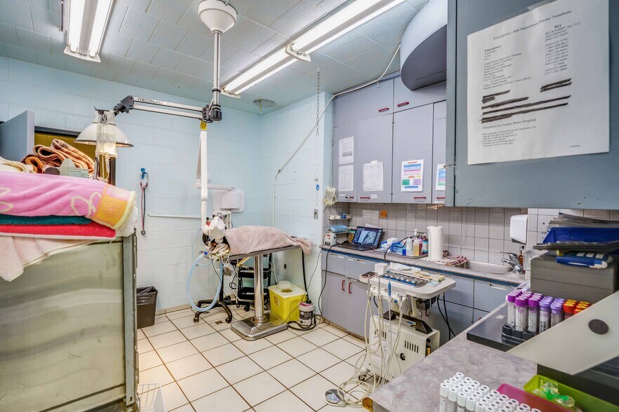 More Photos Of 475 Enfield Rd, Burlington Veterinarian Kennel For Sale