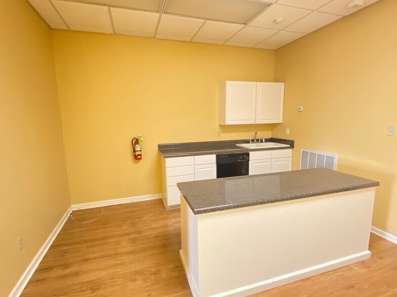 More Photos Of 84 Clark Blvd, Tupelo Office For Lease